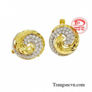 Mẫu hoa tai được đính đá lấp lánh như thế này góp phần sang trọng và quý phái hơn