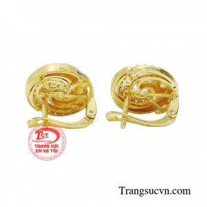 Hoa tai vàng thanh lịch mang nét đẹp cổ điển cùng với thiết kế độc đáo và tinh tế