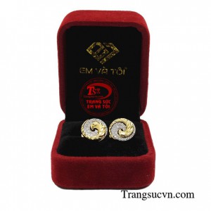 Mẫu hoa tai được đính đá lấp lánh như thế này góp phần sang trọng và quý phái hơn