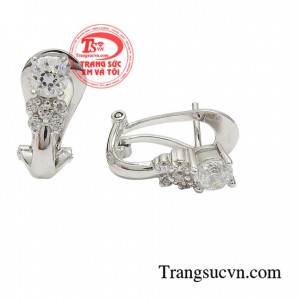 Những đôi hoa tai vàng trắng có vẻ hiện đại, trẻ trung hơn so với màu vàng