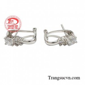 Hoa tai vàng trắng cổ điển kết hợp đồng bộ với phụ kiện như nhẫn, dây chuyền sẽ giúp tổng thể trở lên bắt mắt hơn, quyến rũ hơn