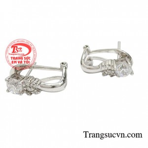 Hoa tai vàng trắng cổ điển truyền thống nên rất trang nhã và thanh lịch nên không bao giờ lo kiểu dáng sẽ bị lỗi thời