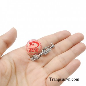 Hoa tai vàng trắng cổ điển kết hợp đồng bộ với phụ kiện như nhẫn, dây chuyền sẽ giúp tổng thể trở lên bắt mắt hơn, quyến rũ hơn