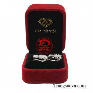 Những đôi hoa tai vàng trắng có vẻ hiện đại, trẻ trung hơn so với màu vàng