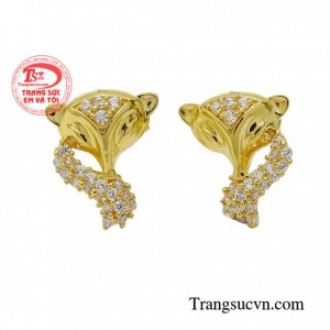 Hoa tai vàng xu hướng là phụ kiện được các bạn gái yêu thích nhất