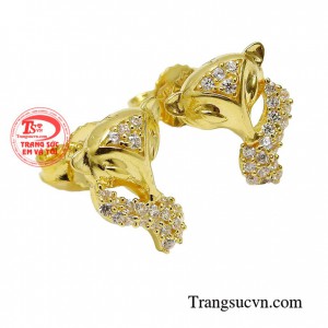 Hoa tai nhỏ xinh tạo điểm nhấn làm cho khuôn mặt thêm hoàn hảo