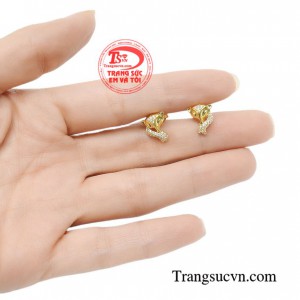 Hoa tai nhỏ xinh tạo điểm nhấn làm cho khuôn mặt thêm hoàn hảo