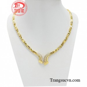 Kiềng vàng thời thượng là sản phẩm được các bạn nữ yêu thích được phay những lát cắt hoàn hảo tạo nên độ lấp lánh giúp cho gương mặt bạn luôn tỏa sáng