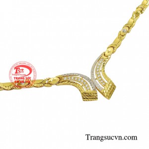 Kiềng vàng thời thượng là sản phẩm được các bạn nữ yêu thích được phay những lát cắt hoàn hảo tạo nên độ lấp lánh giúp cho gương mặt bạn luôn tỏa sáng