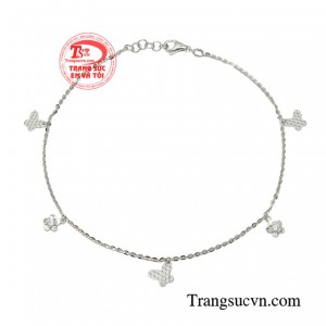 Lắc chân vàng trắng mộng điệp giúp phái đẹp toát lên được vẻ ngọt ngào, dịu dàng của một người con gái hiện đại.