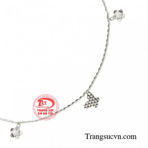 Sản phẩm điểm xuyến họa tiết xinh xắn giúp đôi chân của các cô nàng thêm nổi bật và nữ tính.