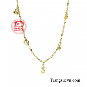 Một phụ nữ được yêu thương đủ đầy sẽ toát lên phong thái của cô gái tự tin, tràn đầy sức sống với chiếc lắc chân lấp lánh bên ngoài mà bất cứ ai nhìn vào cũng phải ghen tị.