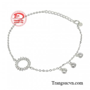 Lắc tay bạc kiều diễm là món quà tinh tế mang nhiều ý nghĩa đến người sử dụng.