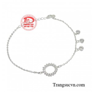 Lắc tay bạc được trang trí bởi họa tiết nhỏ xinh cùng vòng nguyệt quế sáng lấp lánh giúp thu hút ánh nhìn người xung quanh chỉ bằng cử động nhẹ.