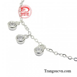 Với chất liệu bạc 925 sẽ giúp bạn có một sức khỏe tốt lại vừa hợp thời trang.