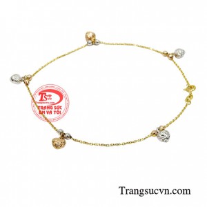 Những hình trái tim được chạm khắc khéo léo pha giữa vàng trắng và vàng hộng tọa nên một chiếc vòng đẹp mắt