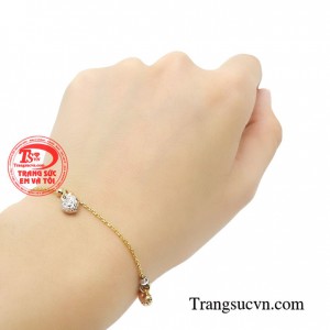 Những hình trái tim được chạm khắc khéo léo pha giữa vàng trắng và vàng hộng tọa nên một chiếc vòng đẹp mắt