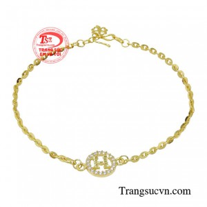 Lắc tay vàng năng động giúp các chị em thể hiện được sự mạnh mẽ trong con người mình.