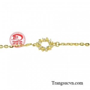 Tuy nhiên, trở thành một người phụ nữ thành đạt thì không thể thiếu đi chiếc lắc tay xứng tầm giúp chị em tự tin vượt qua mọi thử thánh.