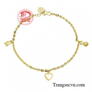 Lắc tay vàng tây trẻ trung giúp lưu giữ thanh xuân của các nàng. 