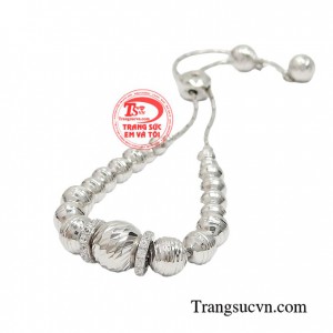 Sản phẩm này tạo sự sang trọng giúp đôi bàng tay xinh xắn và trắng sáng hơn