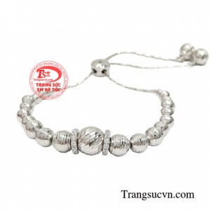 Lắc tay vàng trắng cao cấp là sản phẩm được thiết kế độc đáo và sáng tạo thay vì chiếc móc khóa thì chiếc lắc tay này được cố định