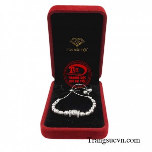 Sản phẩm này tạo sự sang trọng giúp đôi bàng tay xinh xắn và trắng sáng hơn