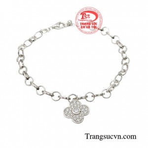 Lắc tay vàng trắng duyên dáng được thiết kế  với kiểu dáng hiện đại, thời trang giúp bạn nữ trông thanh lịch, duyên dáng hơn