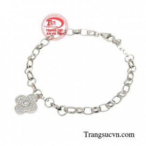 Lắc tay là món đồ trang sức nhỏ nhưng lại tô điểm cho đôi bàn tay thanh thoát tạo điểm nhấn giúp tạo cá tính thời trang riêng cho phái đẹp