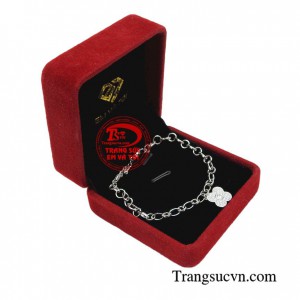 Lắc tay vàng trắng duyên dáng được thiết kế  với kiểu dáng hiện đại, thời trang giúp bạn nữ trông thanh lịch, duyên dáng hơn