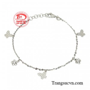 Lắc tay vàng trắng mộng điệp như một trợ thủ đắc lực giúp chị em có một thần thái sang chảnh.