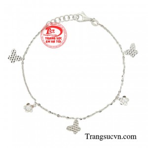 Diện chiếc lắc tay này giúp bạn thể hiện được gu thời trang sành điệu của mình.