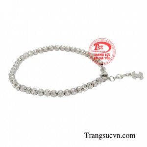 Chiếc lắc tay là món quà ý nghĩa dành tặng một nửa yêu thương, chắc chắn bất kỳ người con gái nào khi nhận được món quà này ai cũng cảm thấy vô cùng thích thú