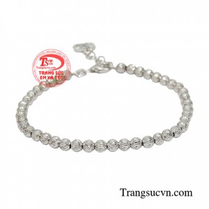 Lắc tay vàng trắng quý phái được thiết kế đơn giản nhưng rất sang trọng