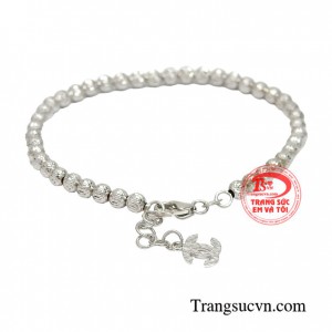 Lắc tay vàng trắng quý phái được chế tác từ vàng 18k mang lại sự sang trọng, thể hiện sự đẳng cấp