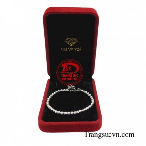 Lắc tay vàng trắng quý phái được chế tác từ vàng 18k mang lại sự sang trọng, thể hiện sự đẳng cấp