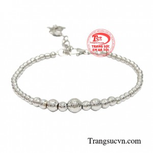 Lắc tay vàng trắng sành điệu được thiết kế hạt chuỗi tròn đơn giản nhưng rất thời thượng nhờ các đường khắc mềm dẻo trên bề mặt