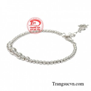 Lắc tay vàng trắng thanh tú mang đến cho bạn một vẻ đẹp thanh lịch, thời trang và đầy cuốn hút