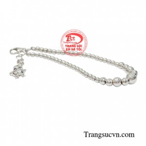 Lắc vàng trắng 18k được chế tác từ vàng Ý bền đẹp sáng bóng, sản phẩm chắc chắn làm hài lòng chị em phụ nữ