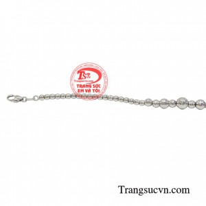 Lắc tay vàng trắng sành điệu được thiết kế hạt chuỗi tròn đơn giản nhưng rất thời thượng nhờ các đường khắc mềm dẻo trên bề mặt