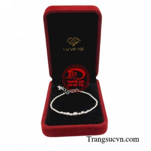 Lắc tay vàng trắng thanh tú mang đến cho bạn một vẻ đẹp thanh lịch, thời trang và đầy cuốn hút