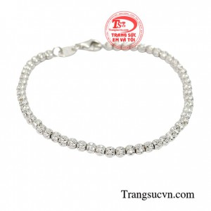 Lắc tay vàng trắng xinh xắn là món đồ trang sức nhỏ nhắn, lấp lánh giúp đôi bàn tay trắng sáng và nữ tính hơn