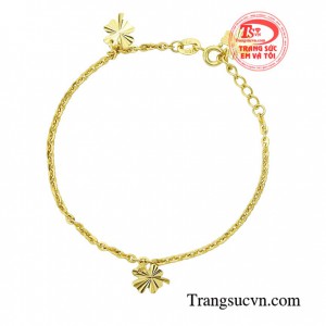 Lắc tay vàng xu hướng tô điểm thêm cho đôi bàn tay trắng sáng hơn