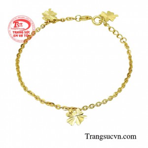 Lắc tay vàng xu hướng được chế tác hình cỏ 4 lá xinh xắn, nhẹ nhàng rất với các bạn nữ thích đơn giản, trẻ trung