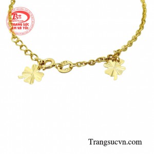 Lắc tay vàng xu hướng rất phù hợp để đi làm hàng ngày hay đi tiệc đều được