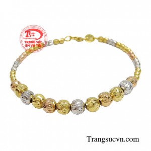 Lắc tay vàng 18k là món đồ trang sức được chị em yêu thích, sản phẩm dễ dàng kết hợp với các trang phục và các phụ kiện đi cùng