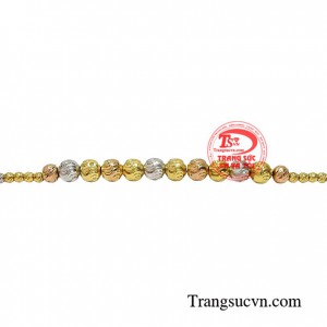 Lắc tay vàng 18k là món đồ trang sức được chị em yêu thích, sản phẩm dễ dàng kết hợp với các trang phục và các phụ kiện đi cùng