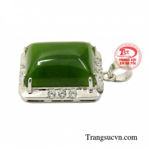 Sản phẩm kết hợp cùng dây chuyền bạc giúp tăng thêm phần thời trang thu hút và mạnh mẽ trong mắt mọi cô gái