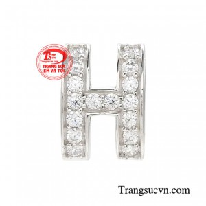 Mặt dây chữ vàng thời thượng mang nét duyên dáng thời thượng đến cho phái đẹp.