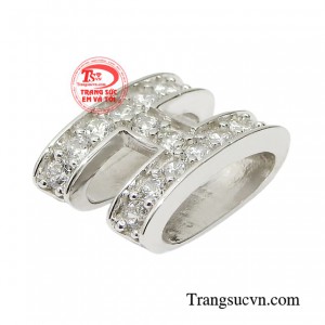 Việc lựa chọn một chiếc mặt dây đơn giản giúp chị em có thể tiết kiệm được thời gian lựa chọn trang phục nhưng cũng chẳng kém phần thu hút.